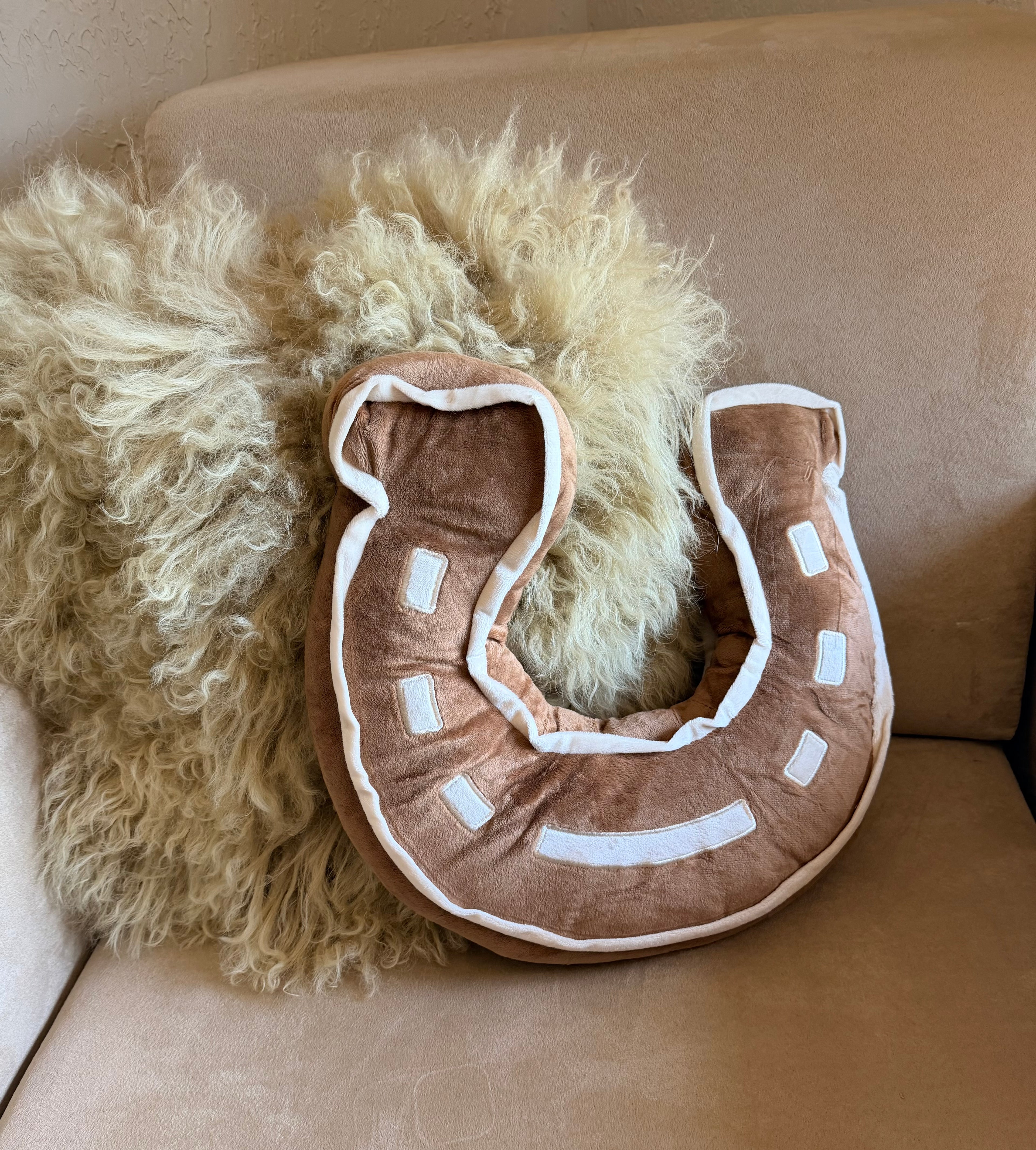 LUCKY HORSE SHOE PILLOW (tan)