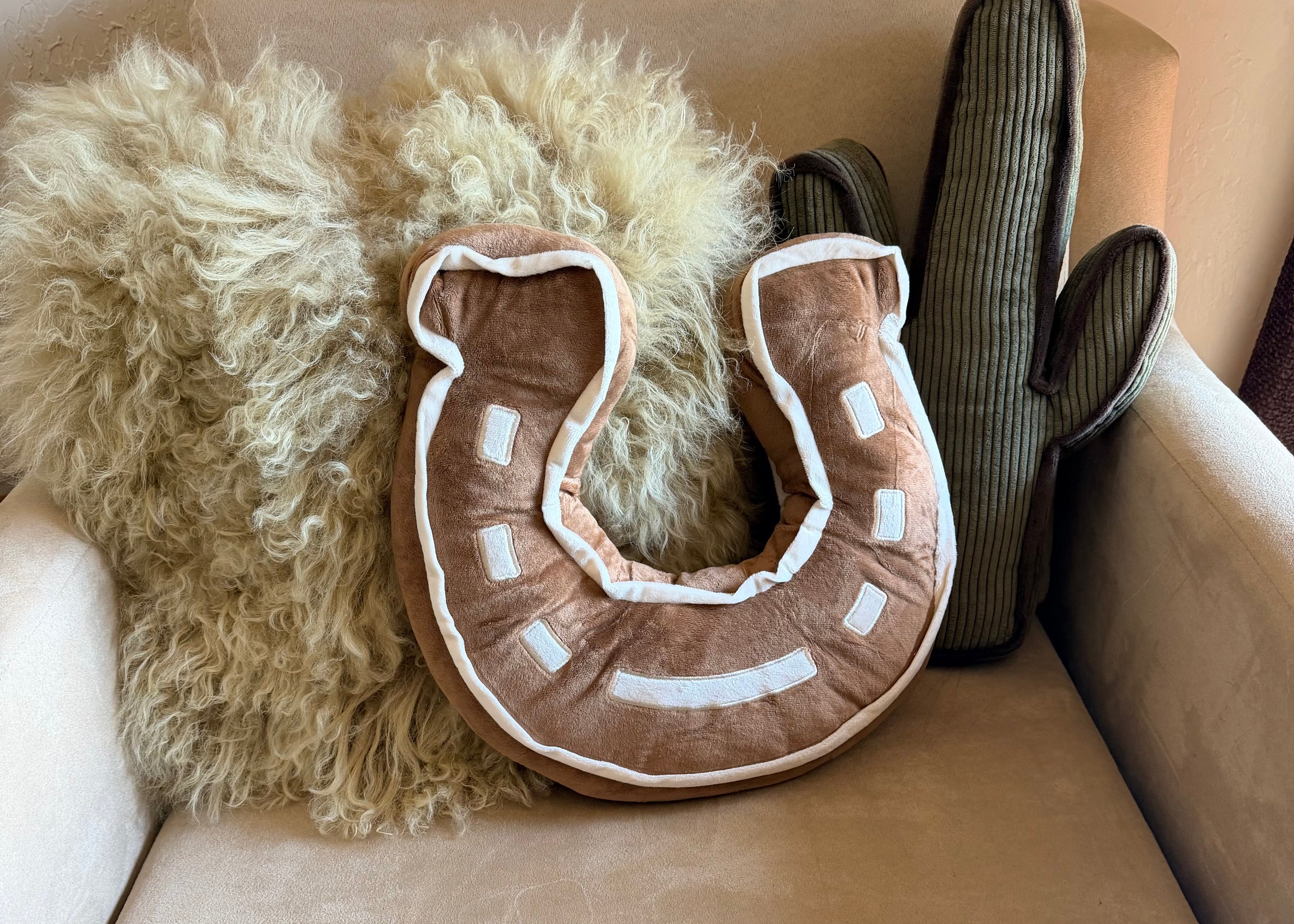 LUCKY HORSE SHOE PILLOW (tan)