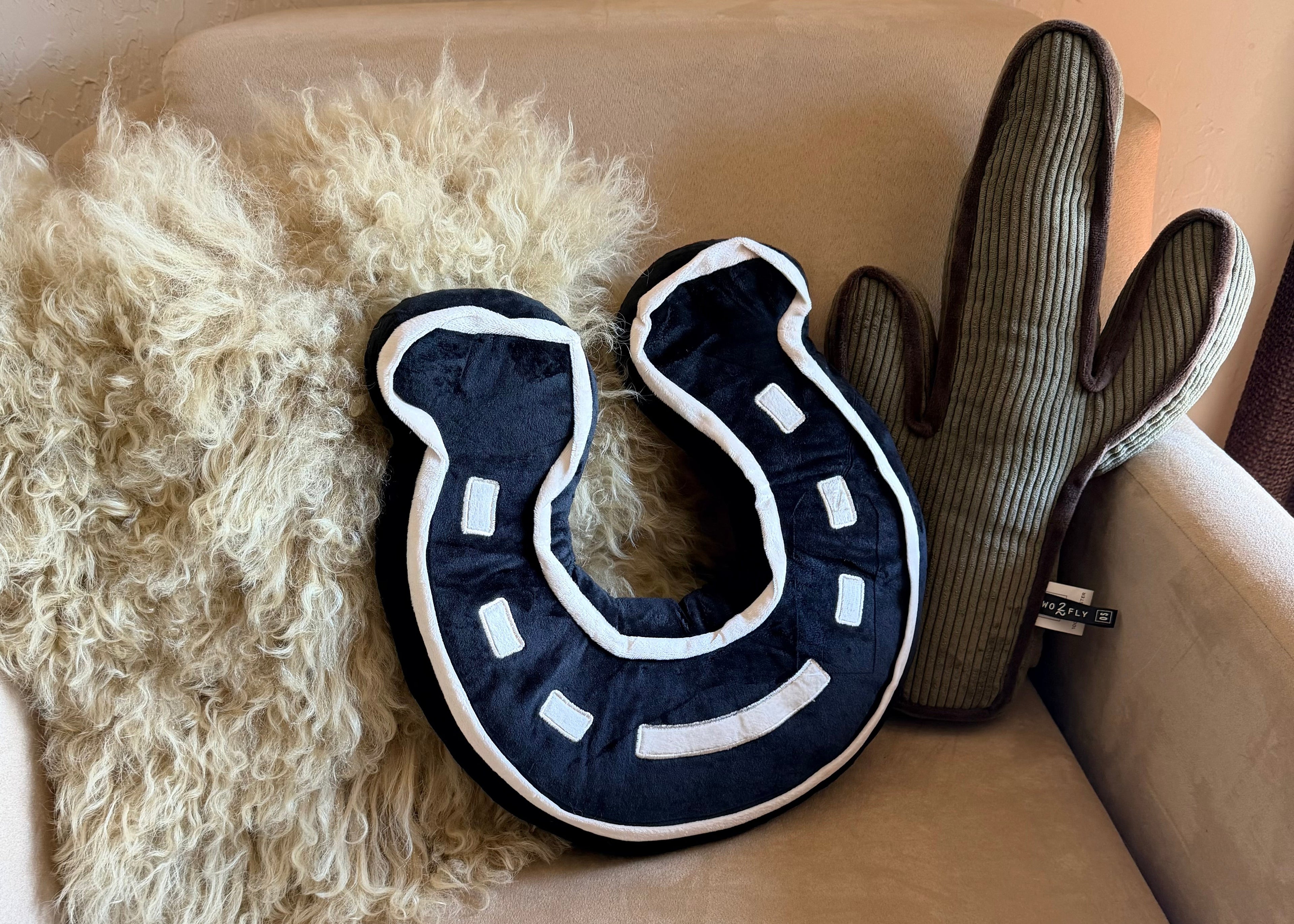 LUCKY HORSE SHOE PILLOW (black)