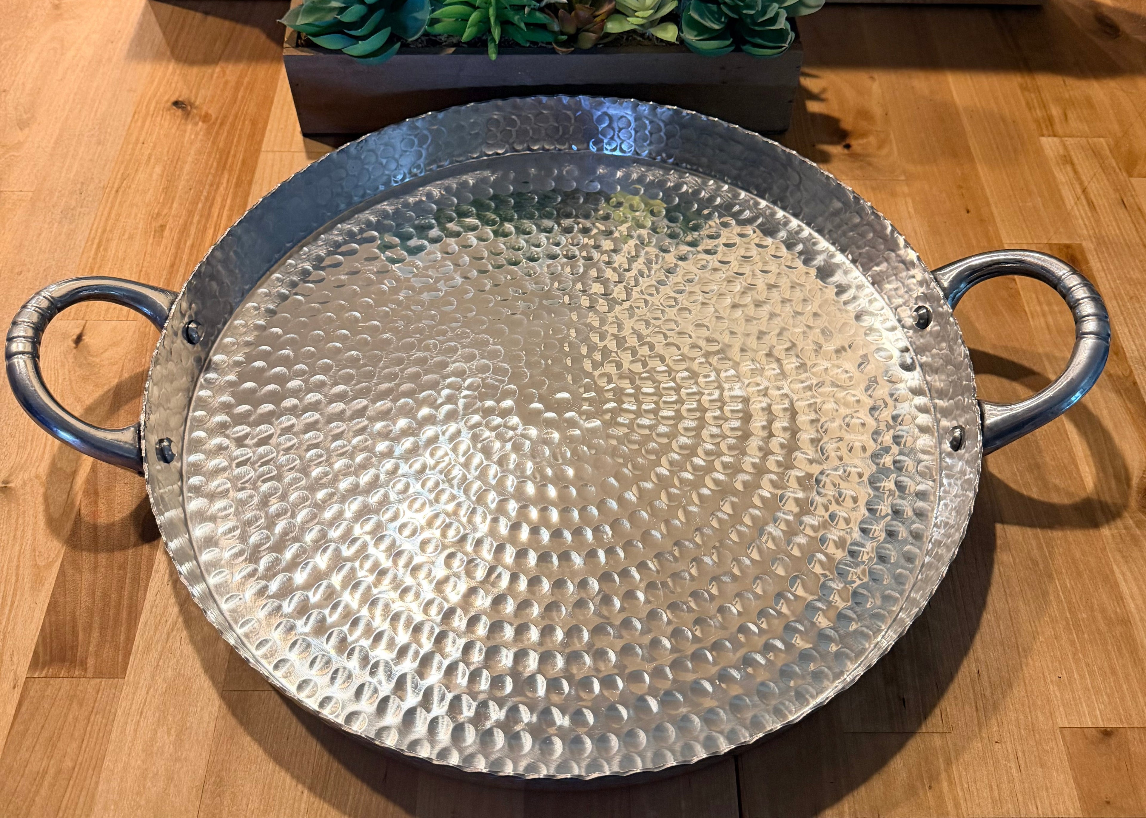 19” HAMMERED ALUMINUM TRAY ROUND SCALLOPED EDGE