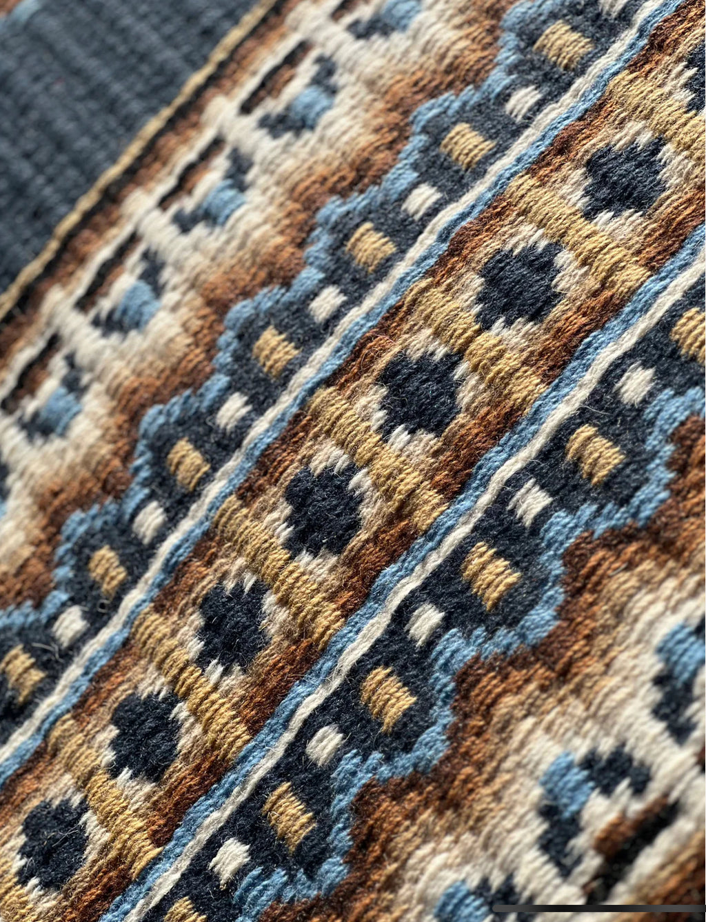 Em Custom Show Pads Feelin' Good, navy, light blue & cream tones, western show pad in stock detail 