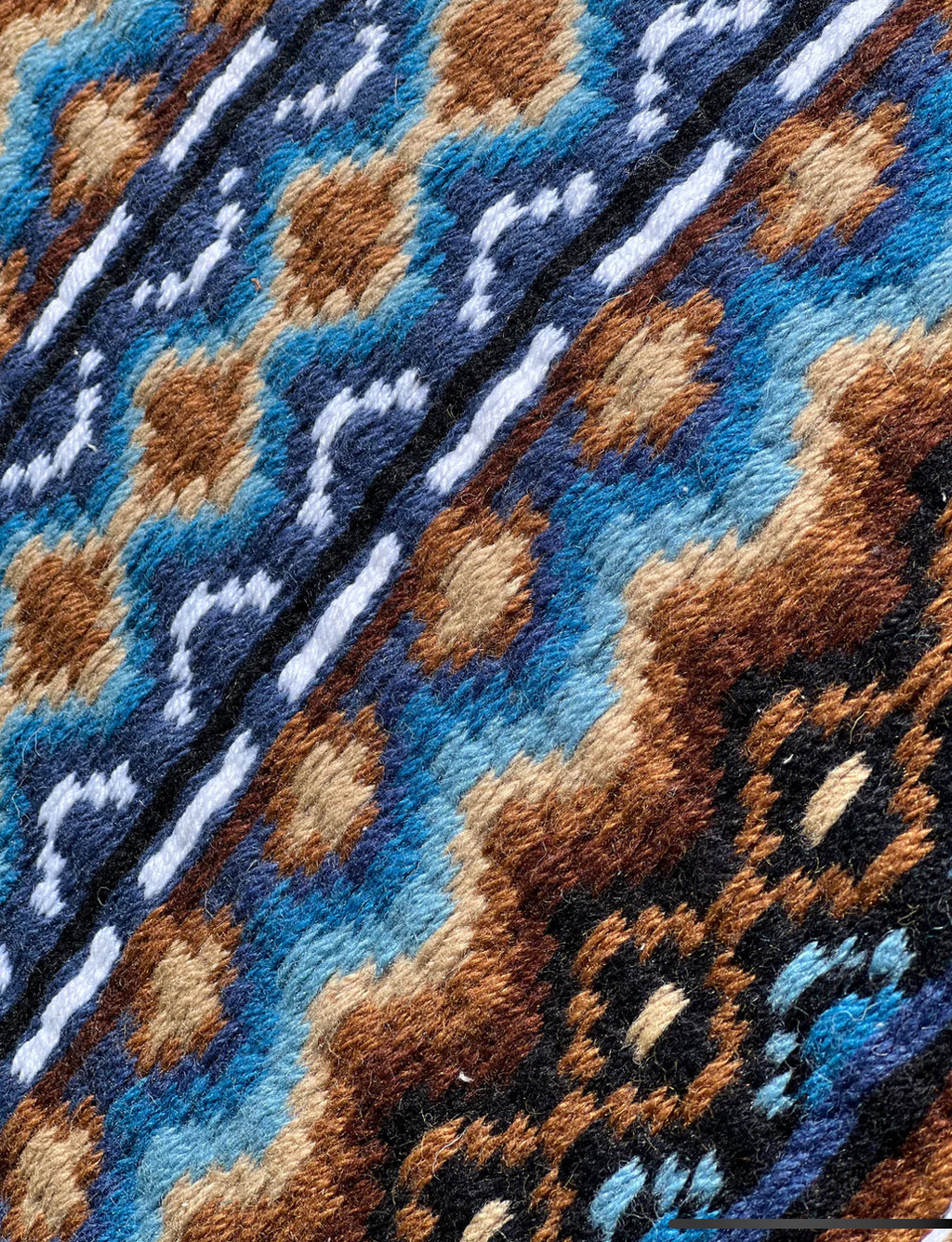 Em Custom Show Pads Amarillo Sky, black, white, sand & blue tones, western show pad in stock detail 